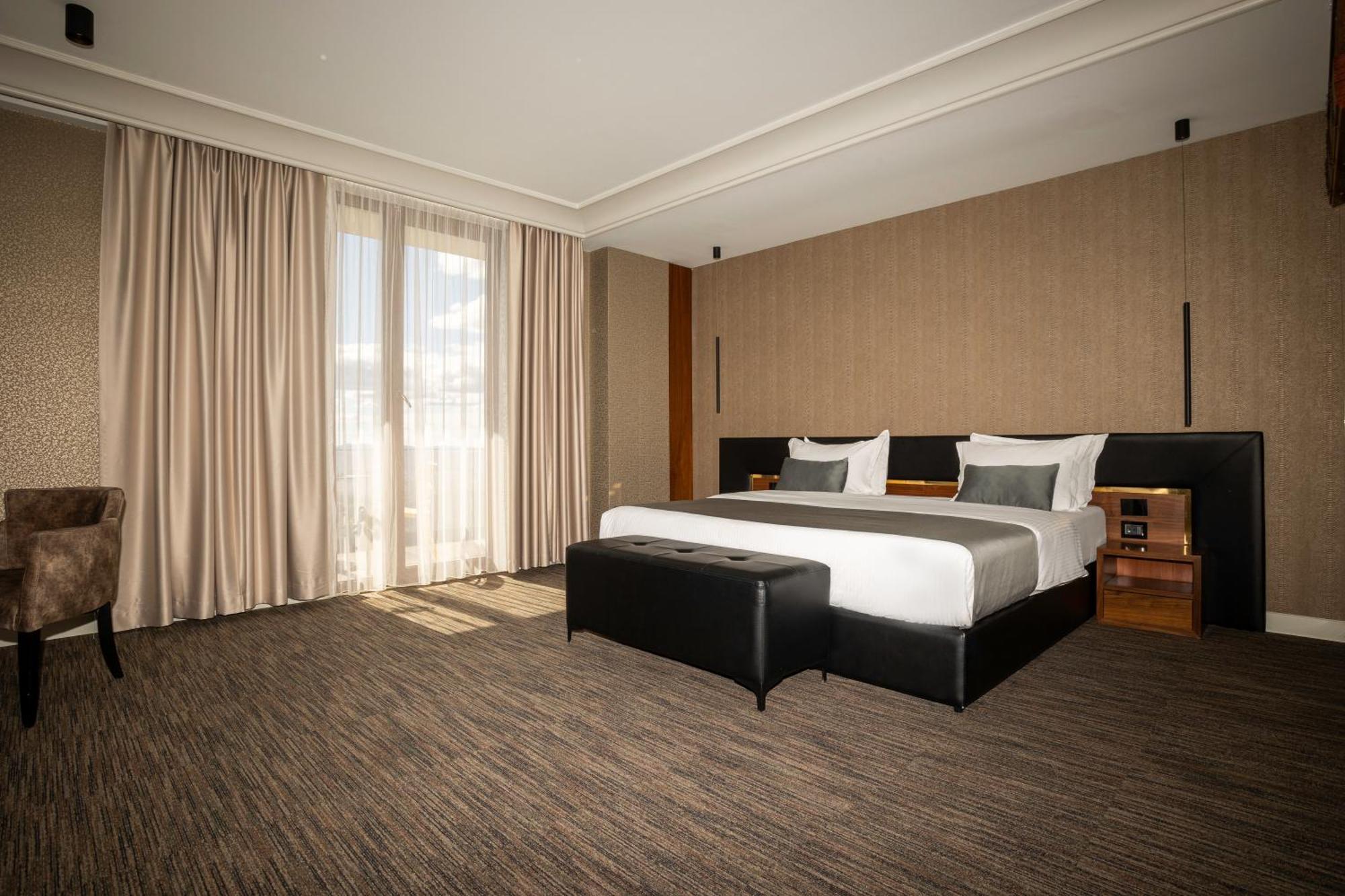 Select Hill Hotel